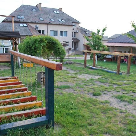 Guest House Uzhgorod Esterno foto