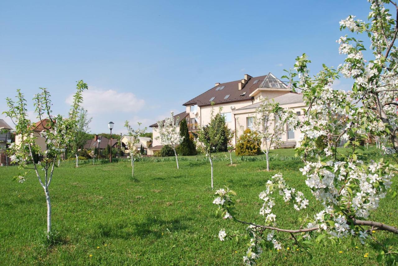 Guest House Uzhgorod Esterno foto