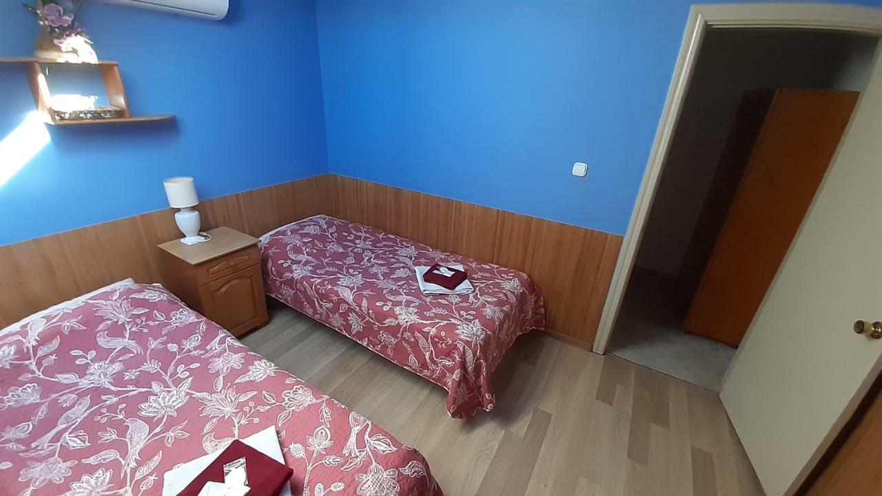 Guest House Uzhgorod Esterno foto